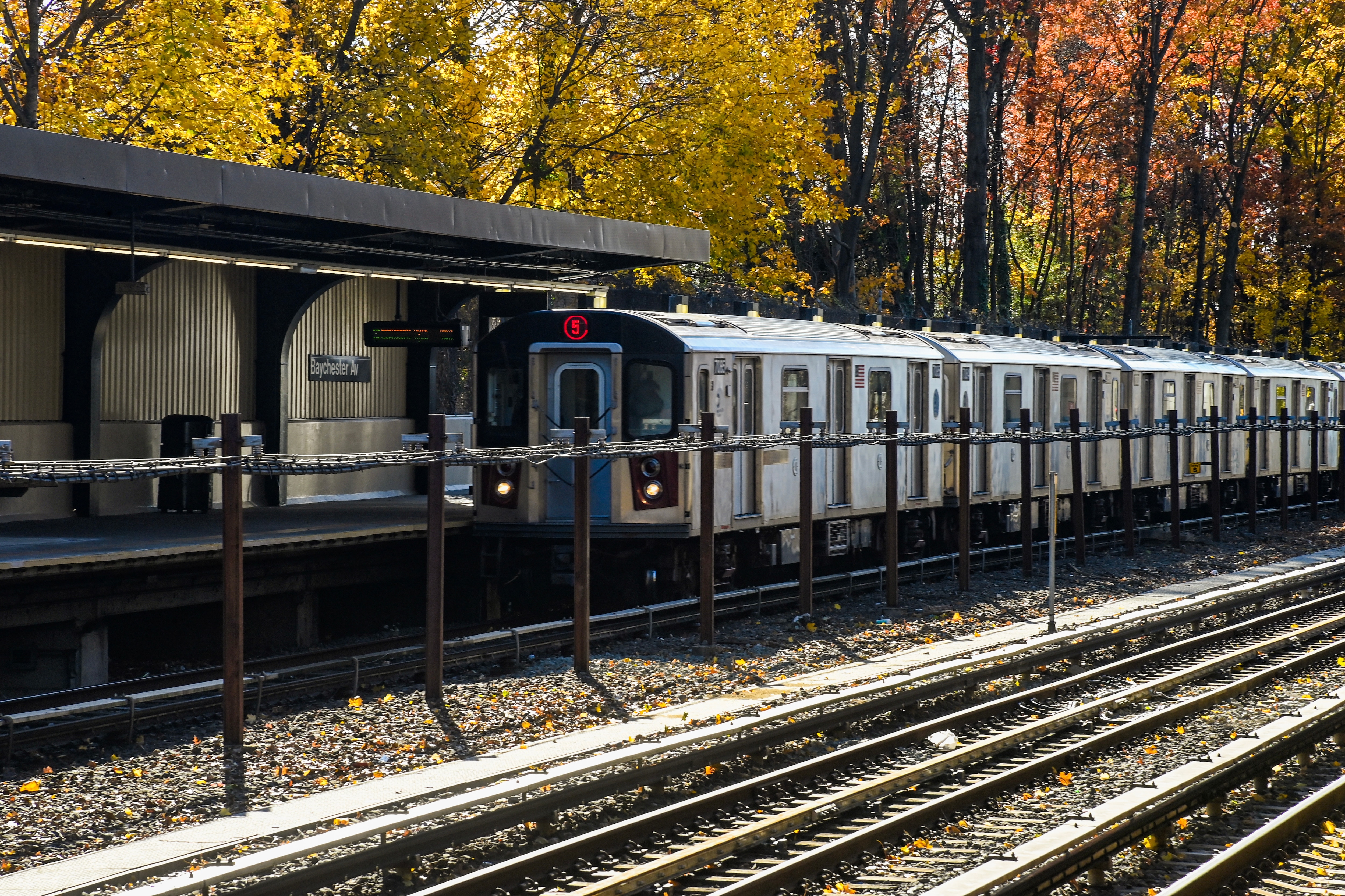 PHOTOS: MTA Completes Re-NEW-vation at Baychester Av 5 Station 