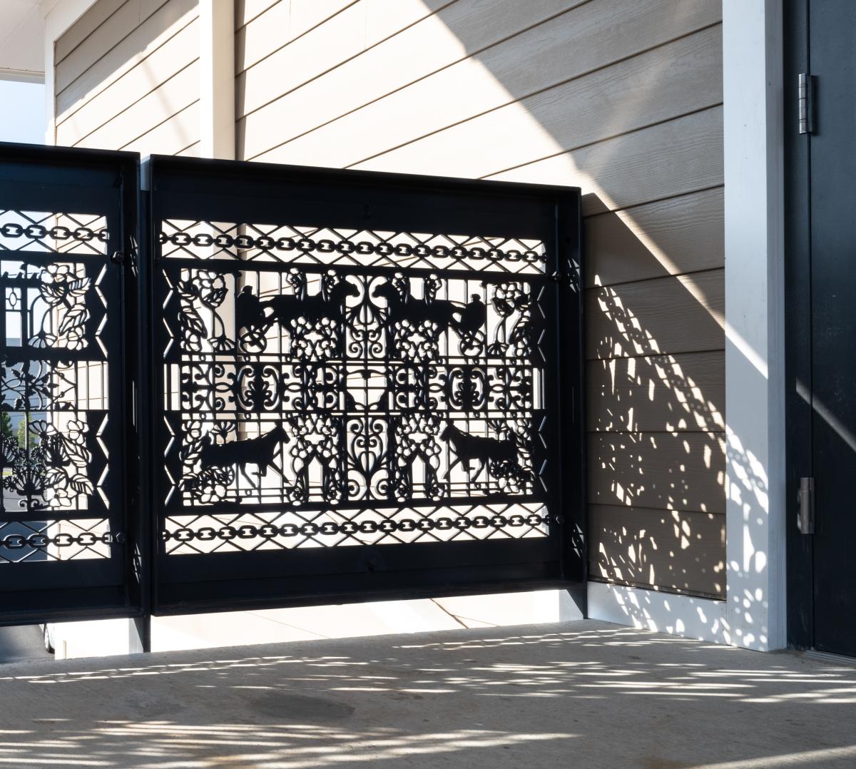 Decorative fence design featuring chains and horses. 