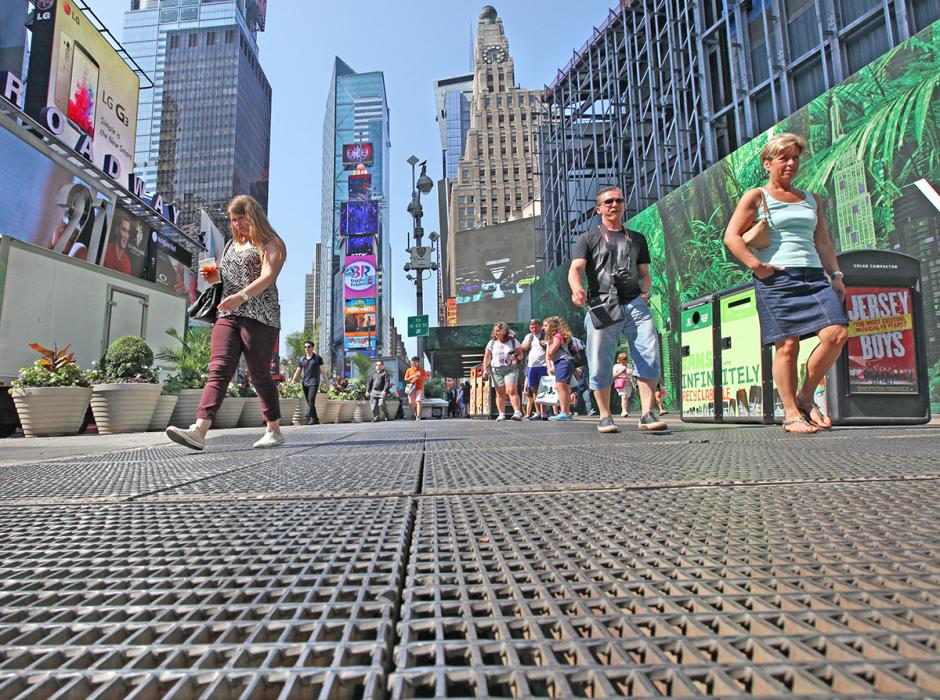 Sound installation by Max Neuhaus that provides a rich harmonic sound texture emerging from the underground vault on a pedestrian island at Times Square. 