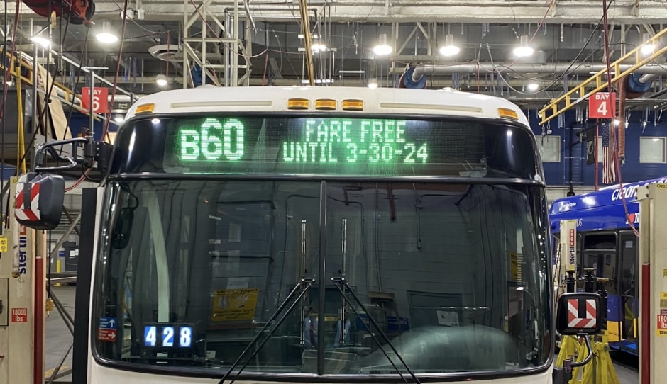 车库里的一辆公交车上有一个电子车头牌，上面写着“B60 票价免费，直到 24 年 3 月 30 日”。
